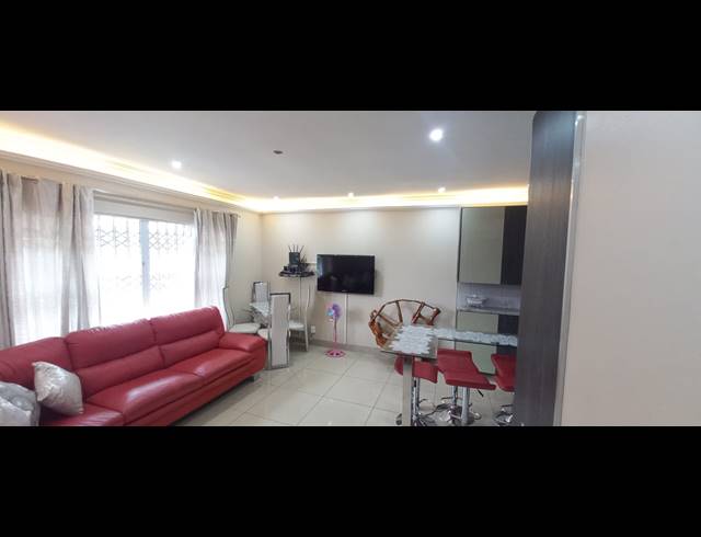 2 BEDROOM FLAT TO LET IN ESSENWOOD